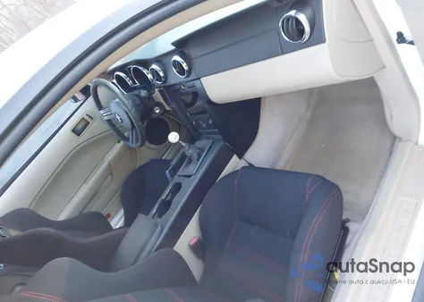 2005 Ford Mustang Gt Deluxe/Gt Premium z USA, uszkodzony, nr VIN 1ZVFT82H655118337